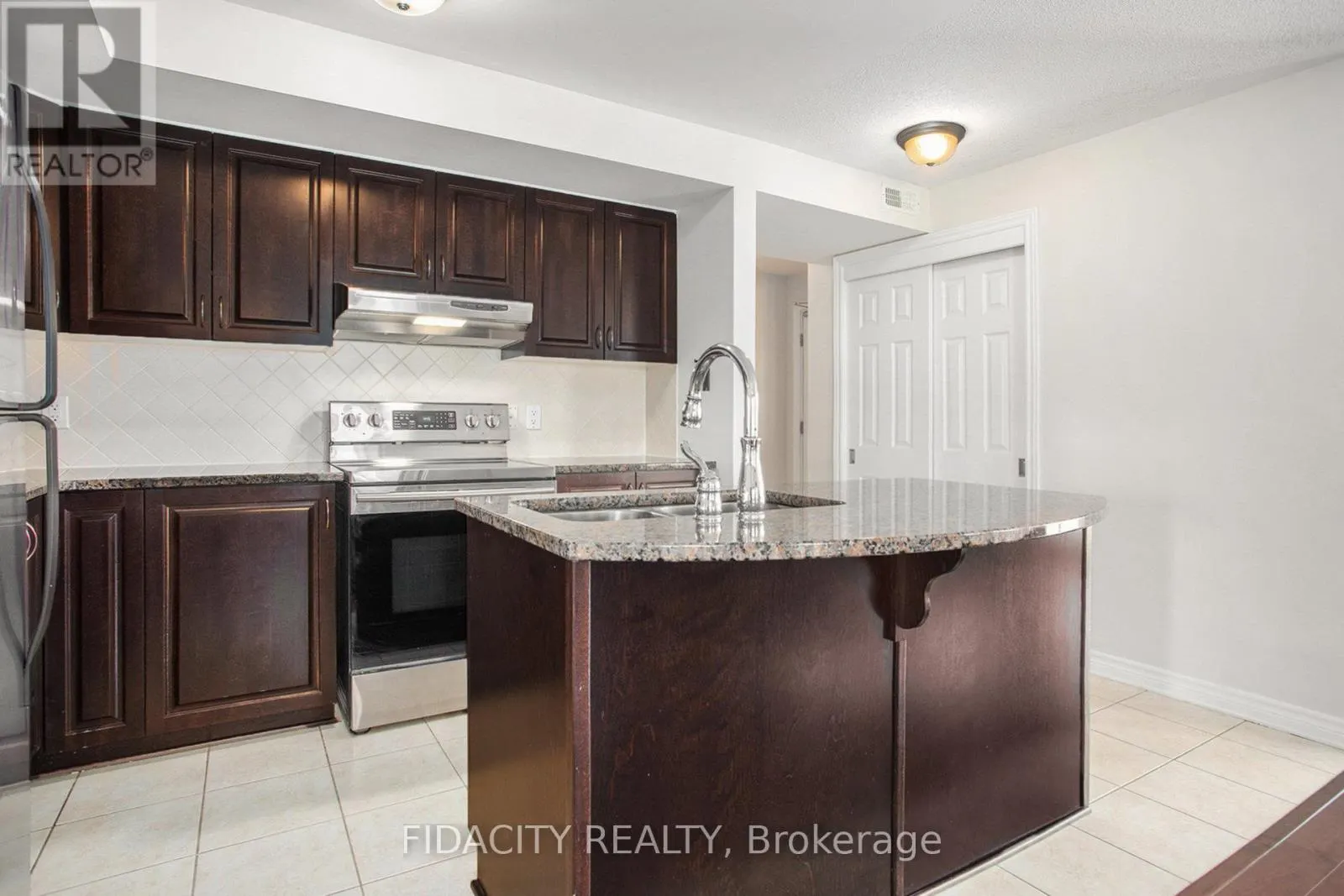 4 - 215 BLUESTONE PRIVATE