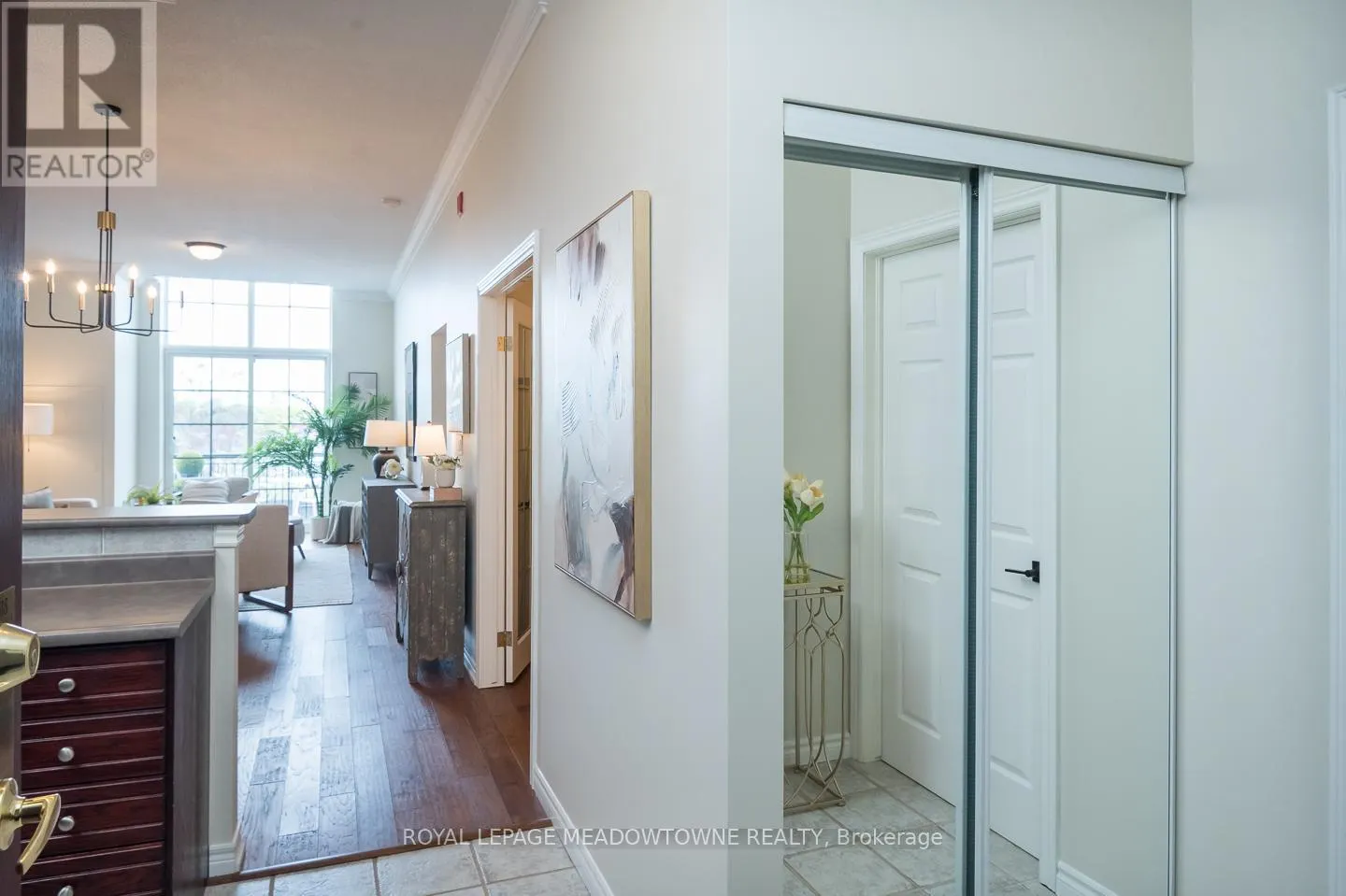 318 - 262 DUNDAS STREET E