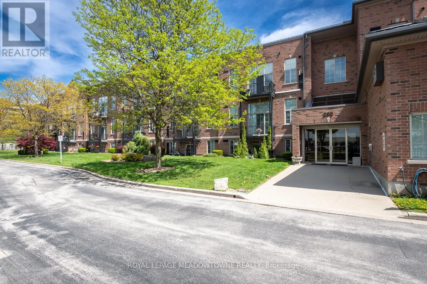 318 - 262 DUNDAS STREET E