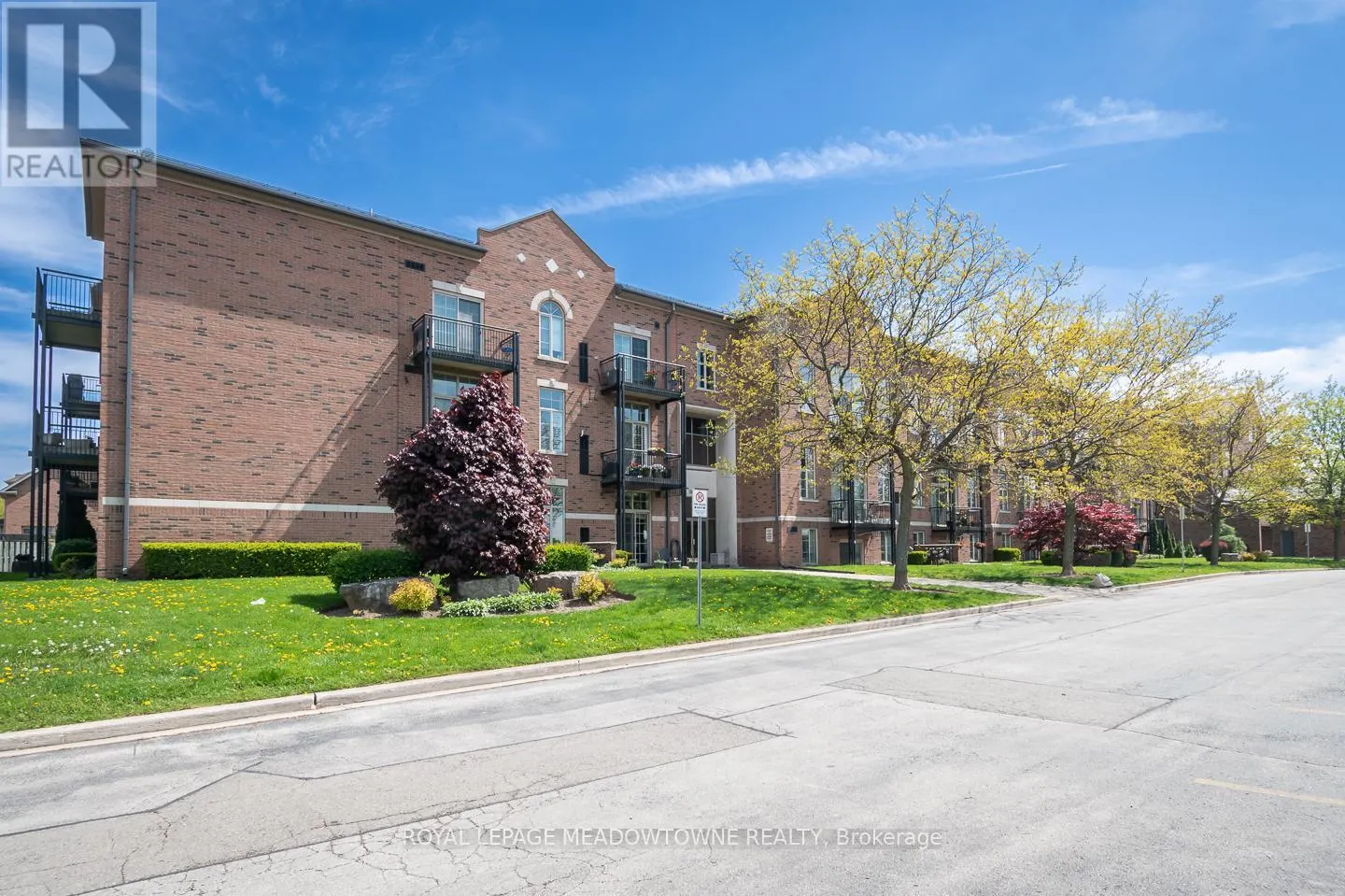 318 - 262 DUNDAS STREET E
