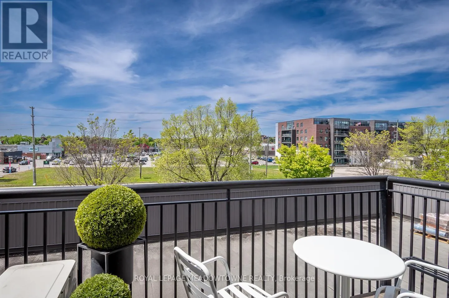 318 - 262 DUNDAS STREET E