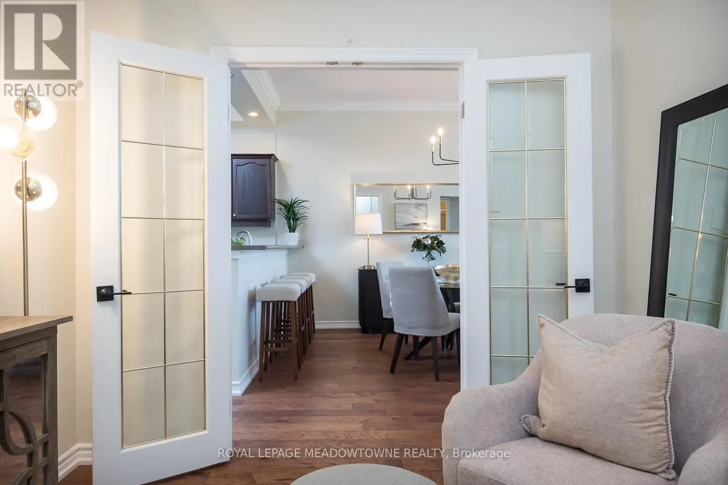 318 - 262 DUNDAS STREET E