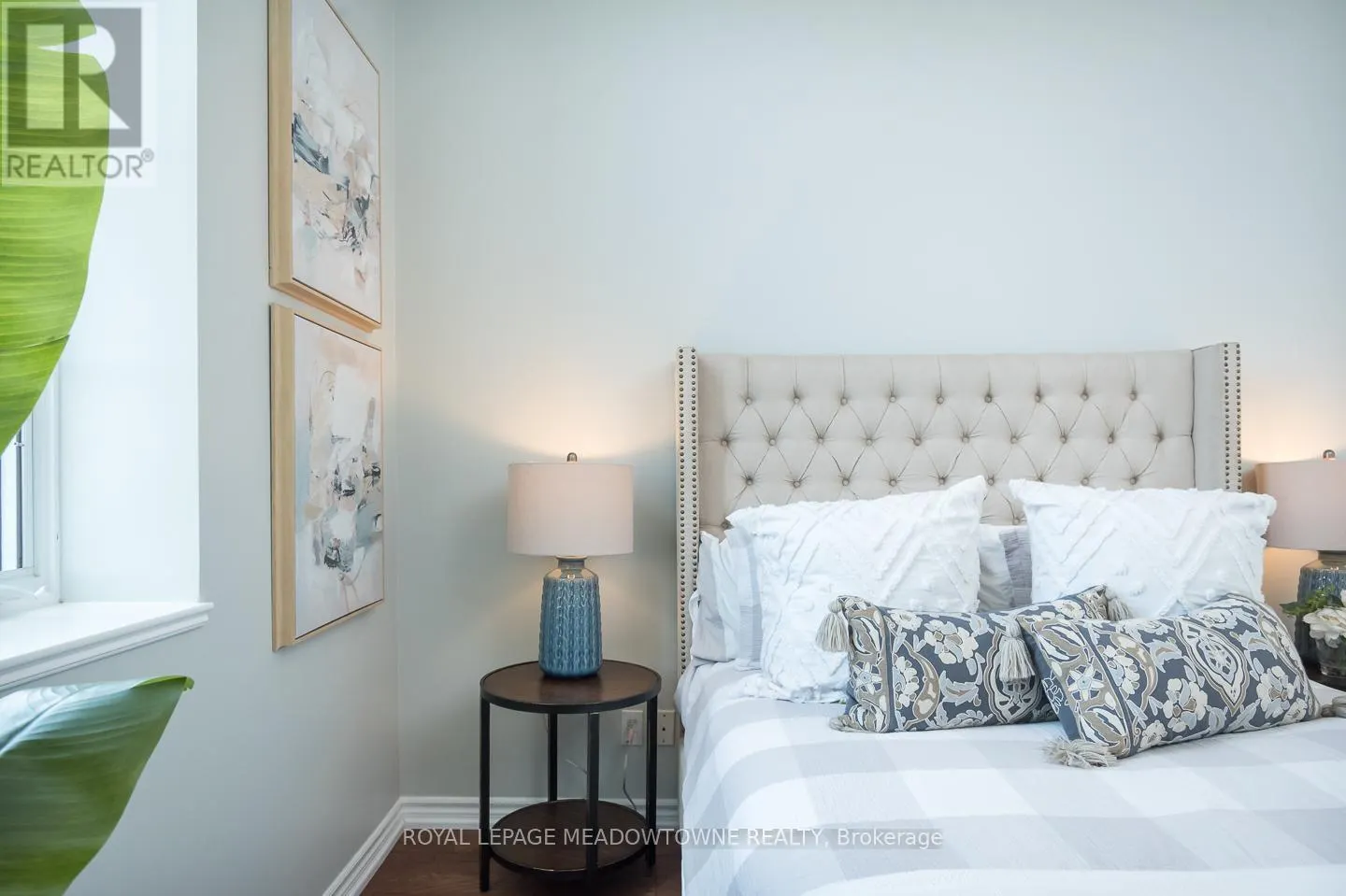 318 - 262 DUNDAS STREET E