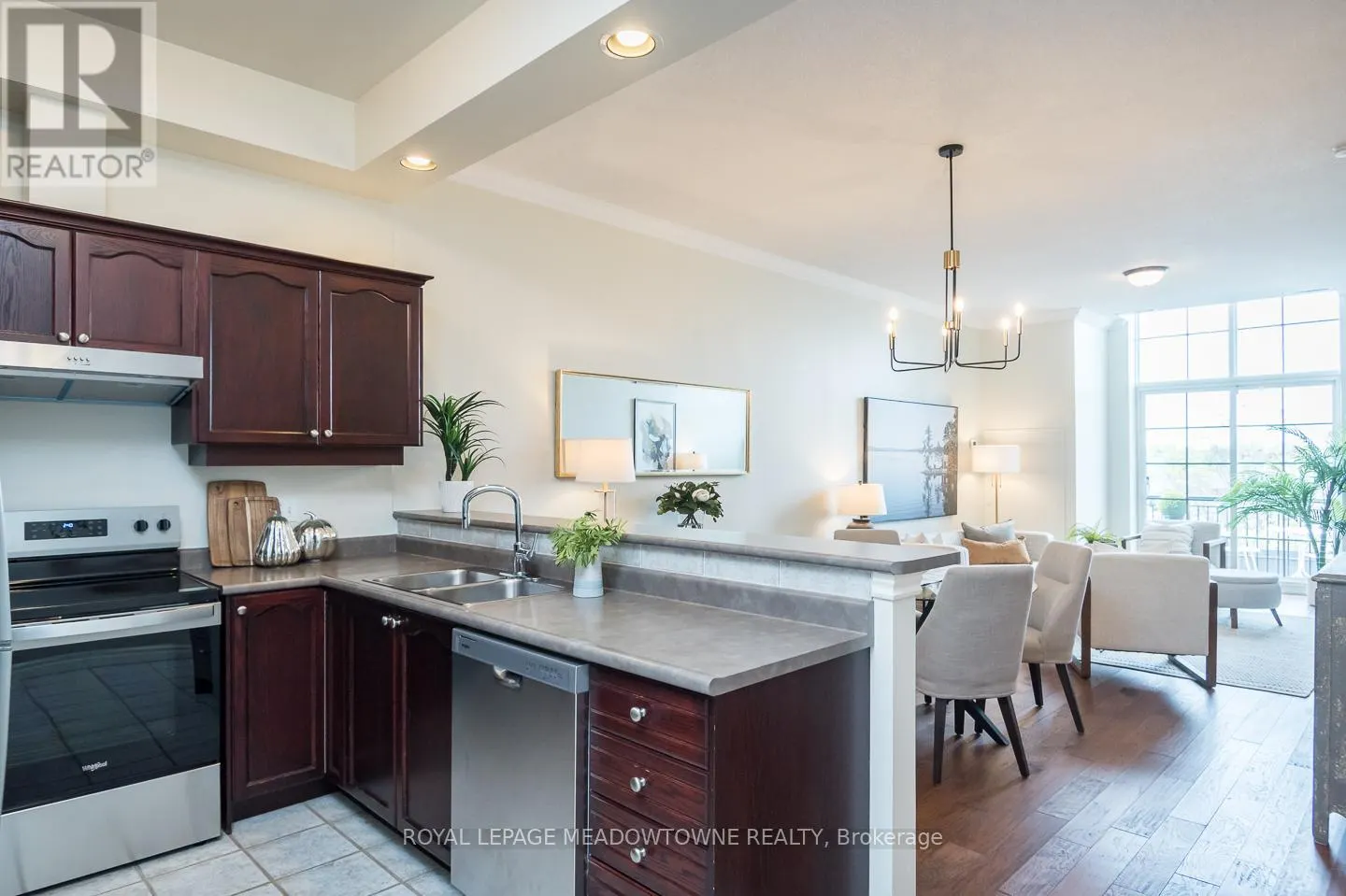 318 - 262 DUNDAS STREET E