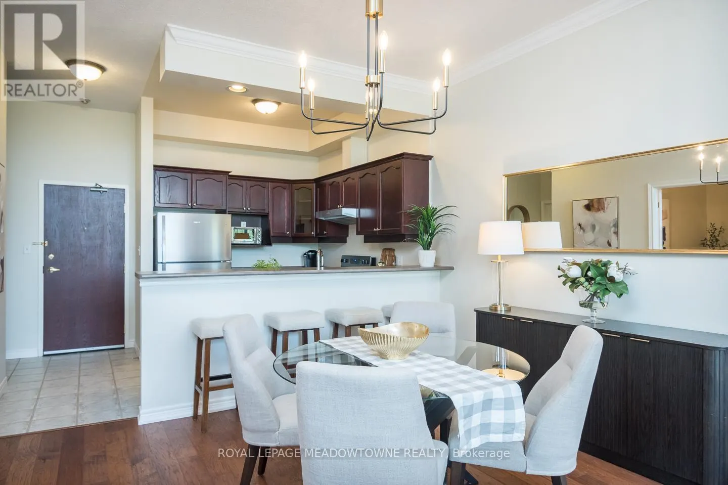 318 - 262 DUNDAS STREET E