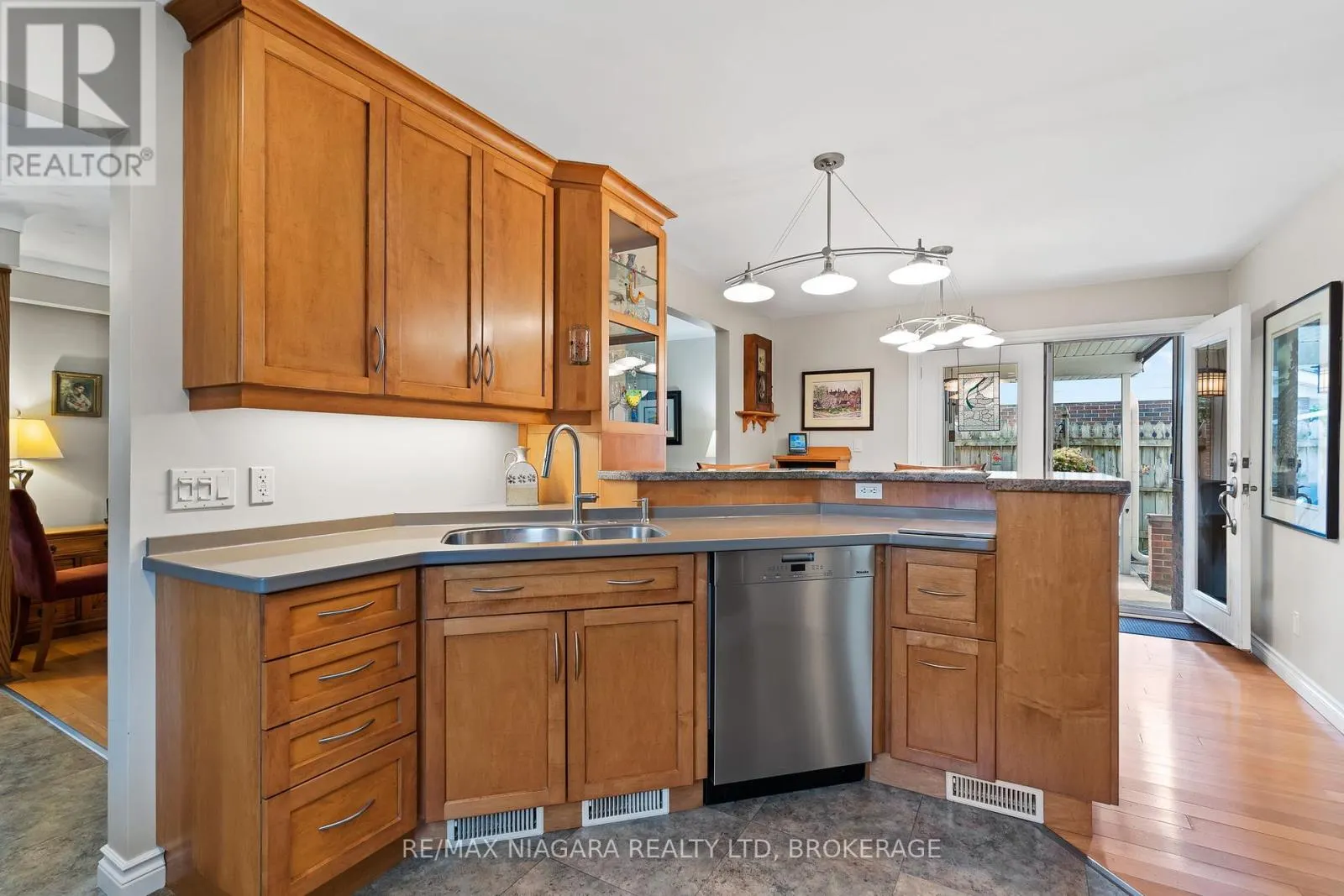 2 BAYRIDGE COVE