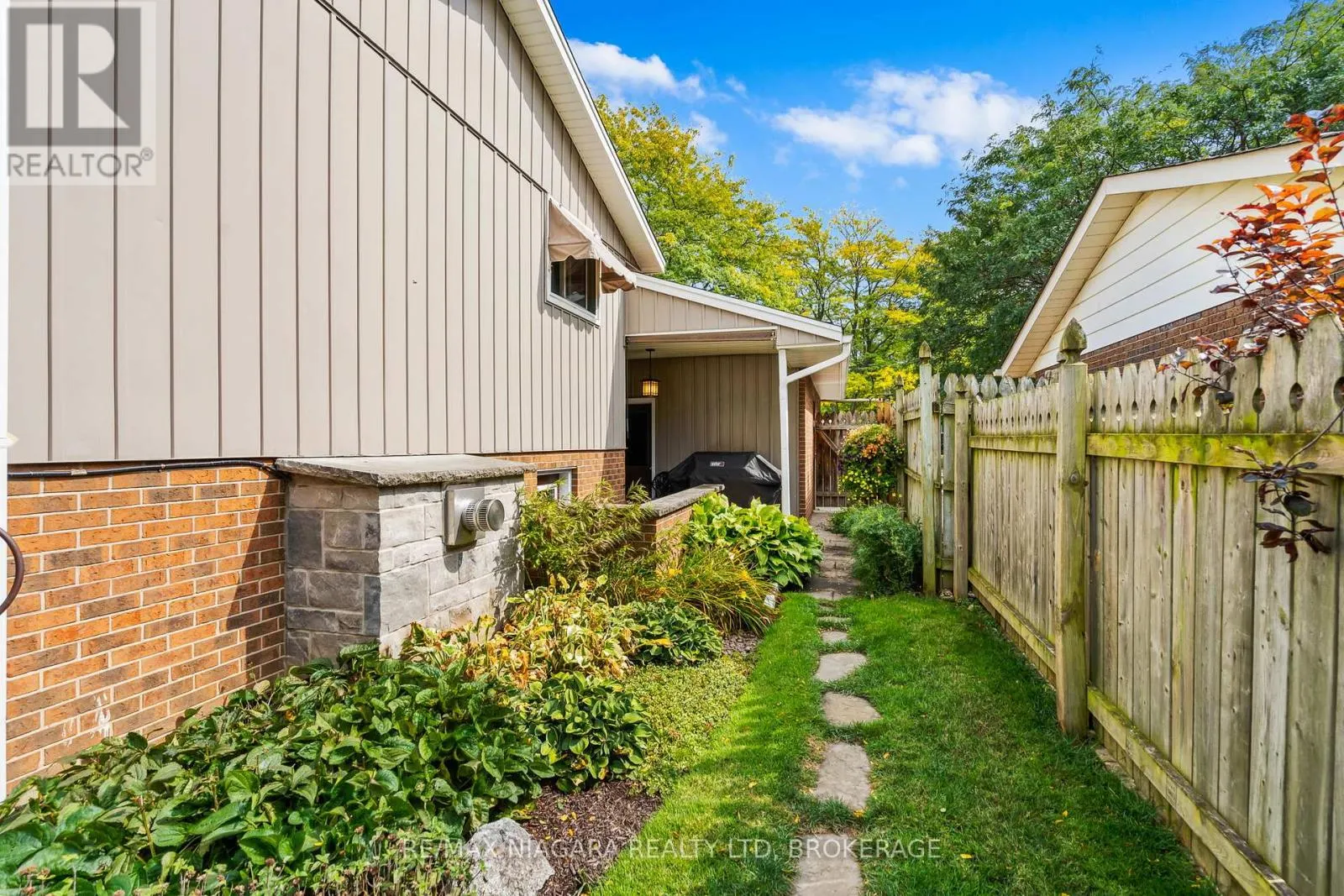 2 BAYRIDGE COVE