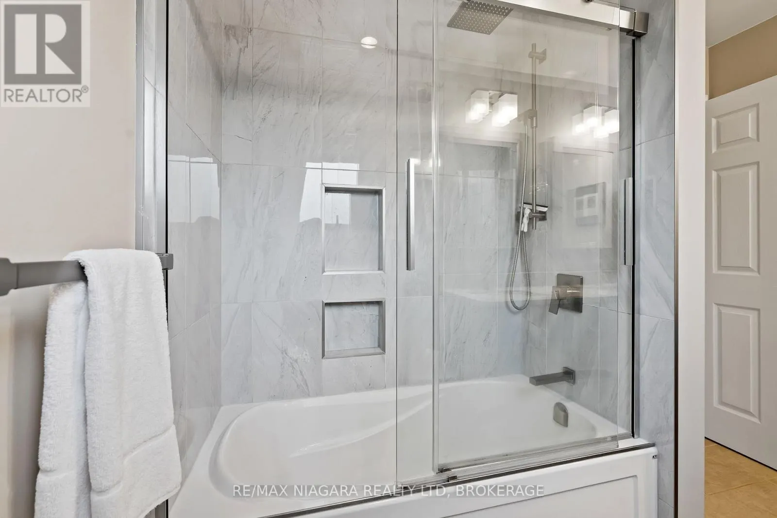 2 BAYRIDGE COVE