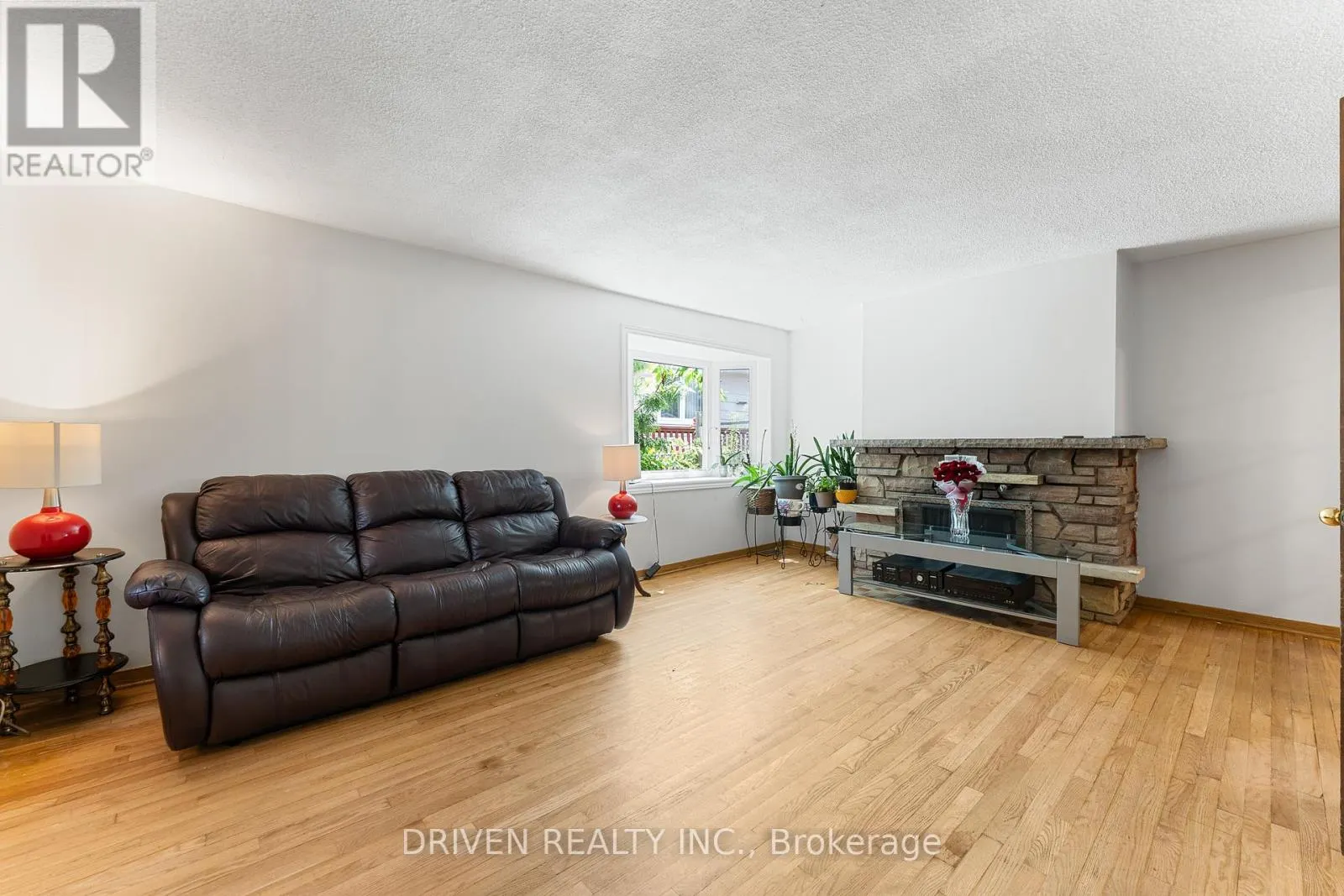 876 PINECREST ROAD
