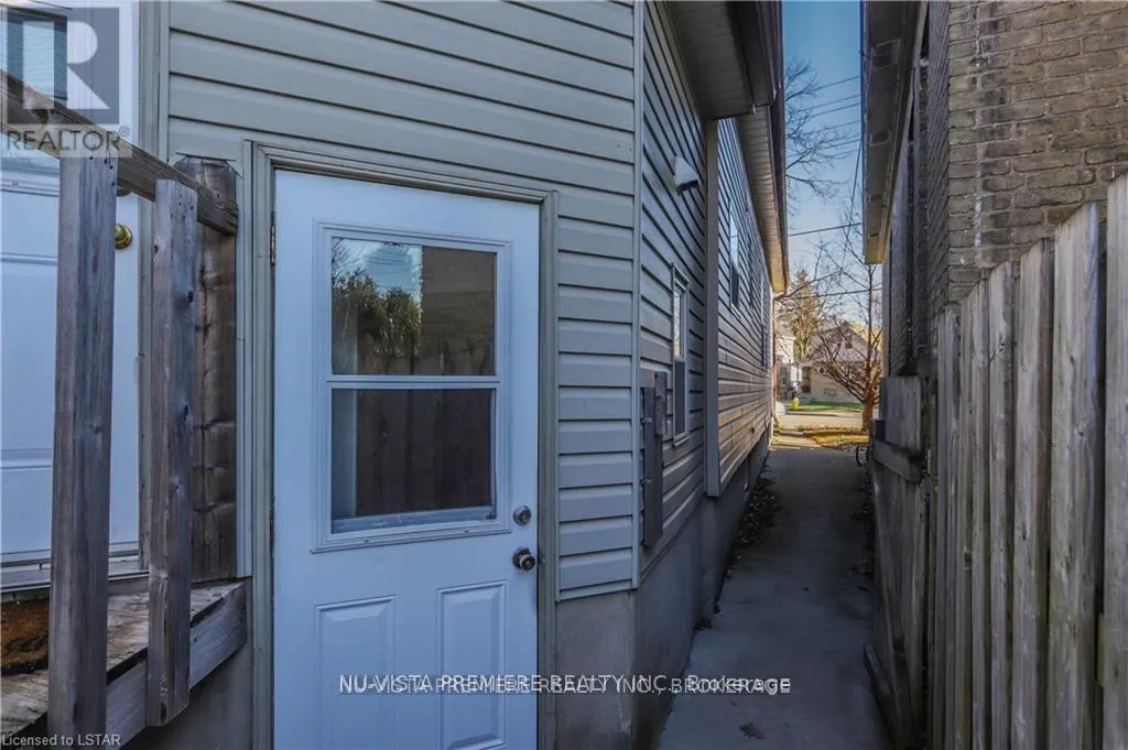 LOWER - 132 WHARNCLIFFE ROAD N, #Lower