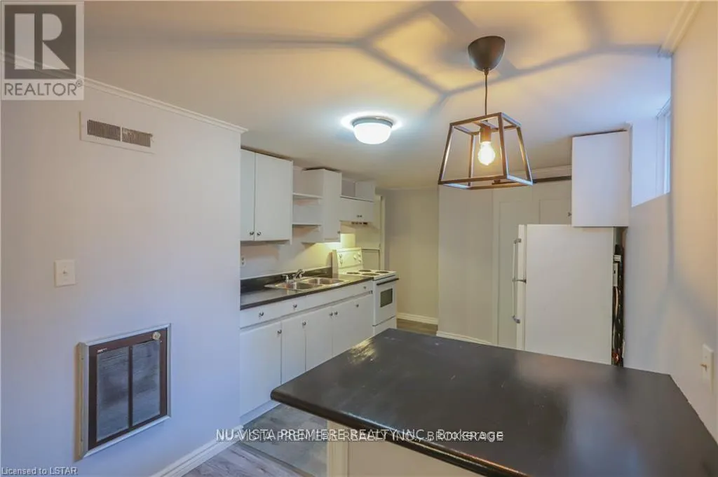 LOWER - 132 WHARNCLIFFE ROAD N, #Lower