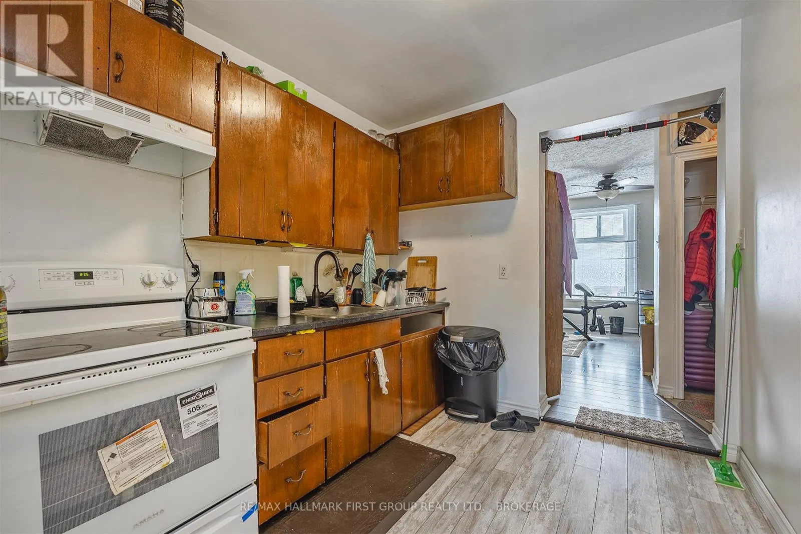 19/21 DUNDAS STREET W