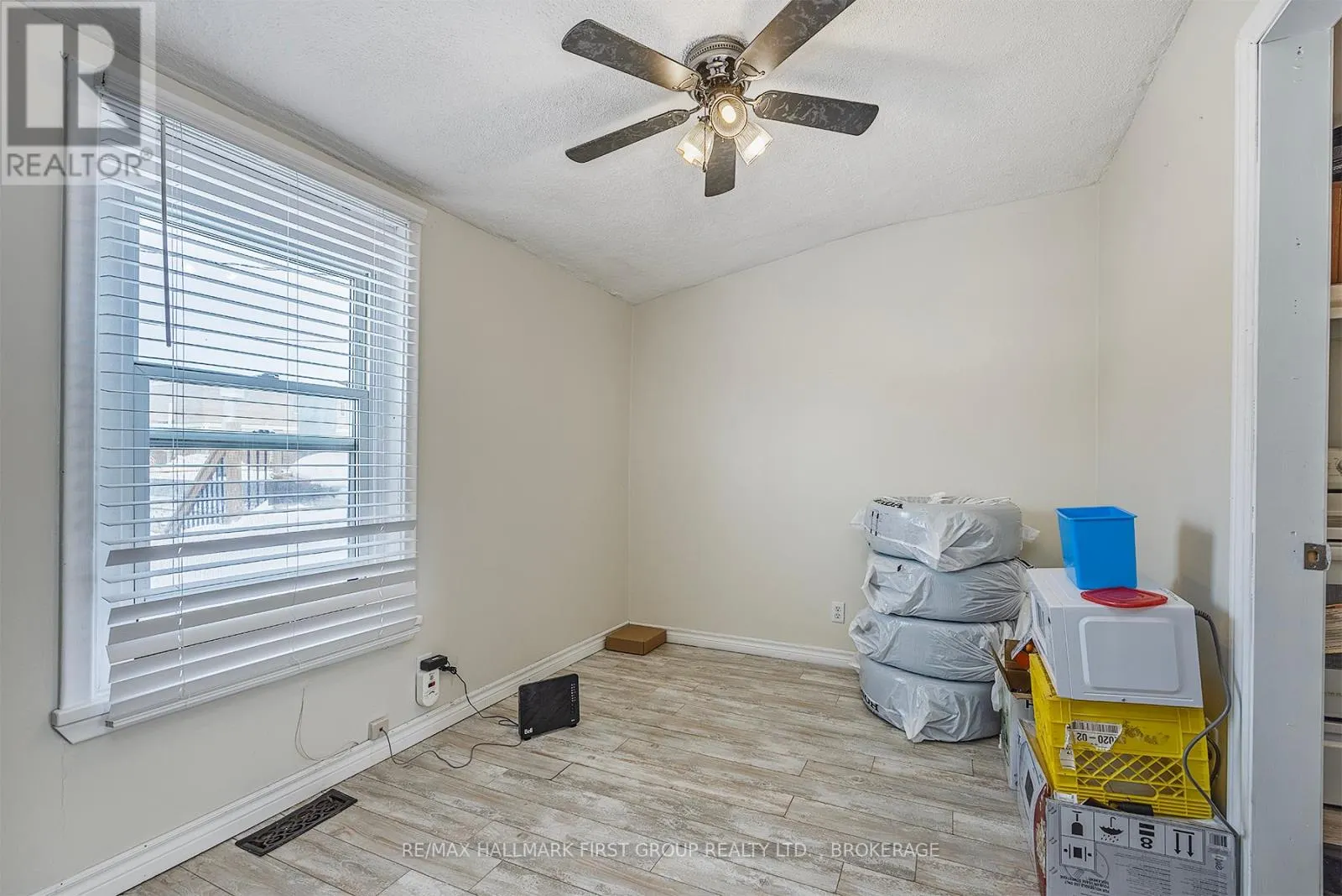 19/21 DUNDAS STREET W