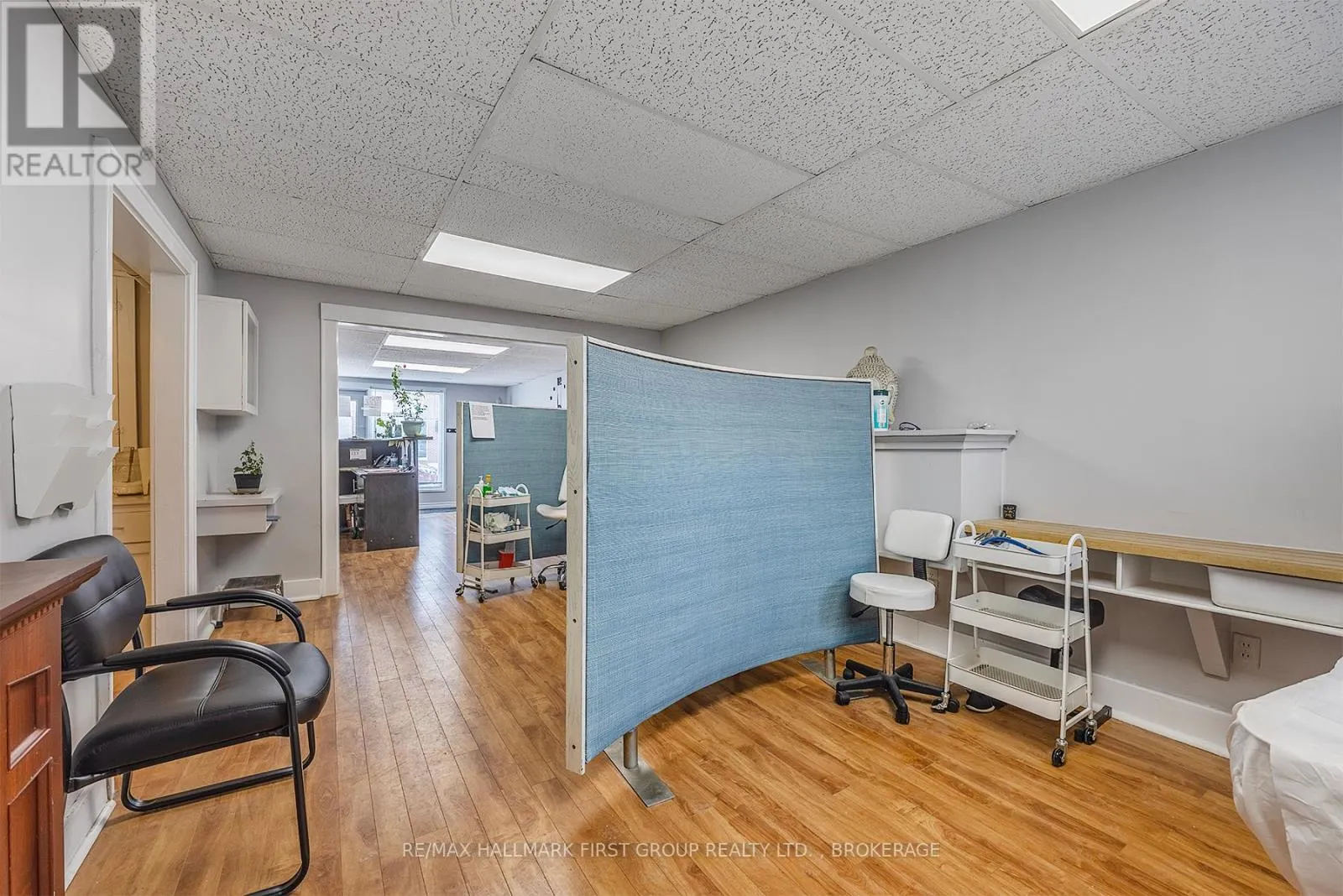 19/21 DUNDAS STREET W