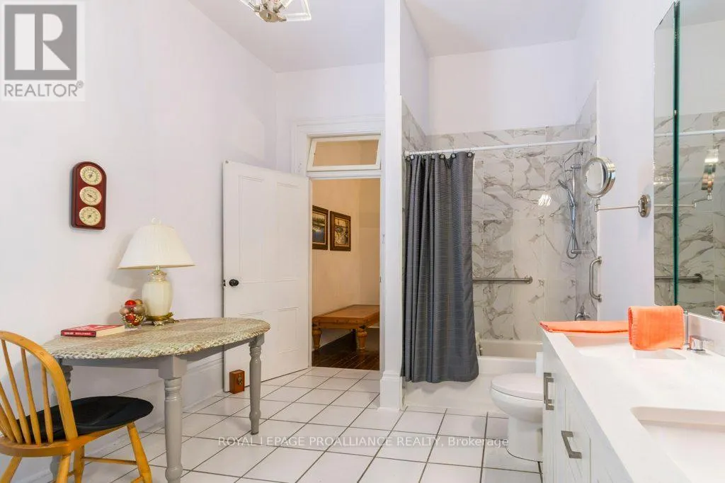 5 - 233 JOHN STREET, #5