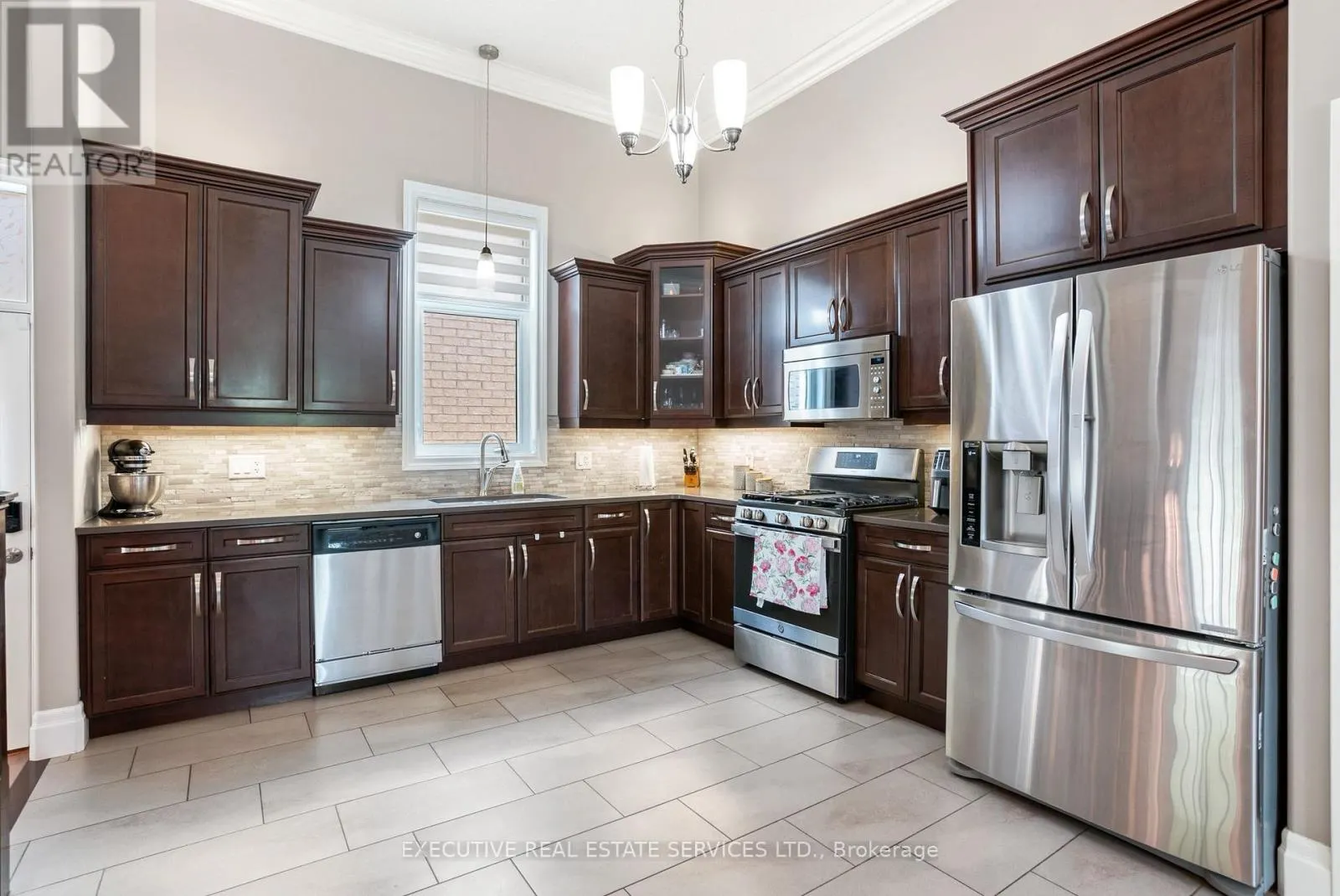 UPPER - 2884 DEVON ROAD