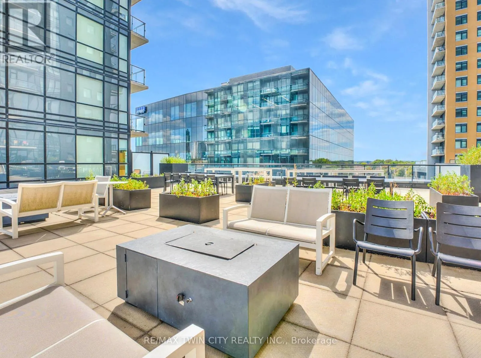 1406 - 100 GARMENT STREET