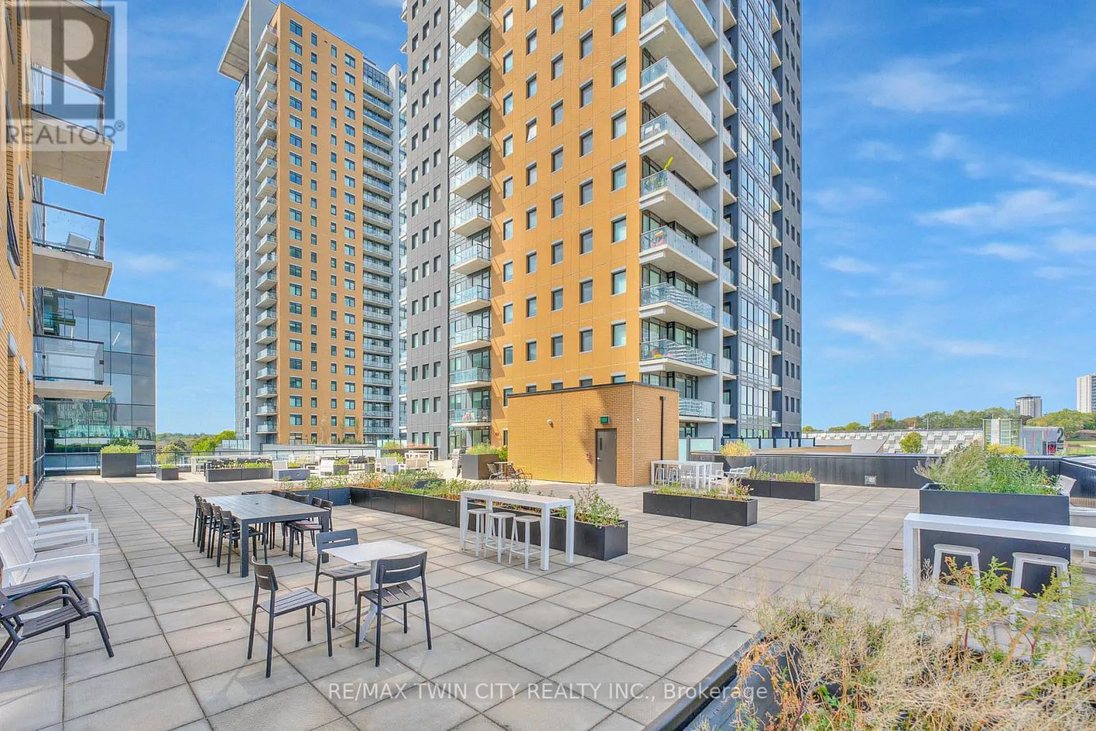 1406 - 100 GARMENT STREET