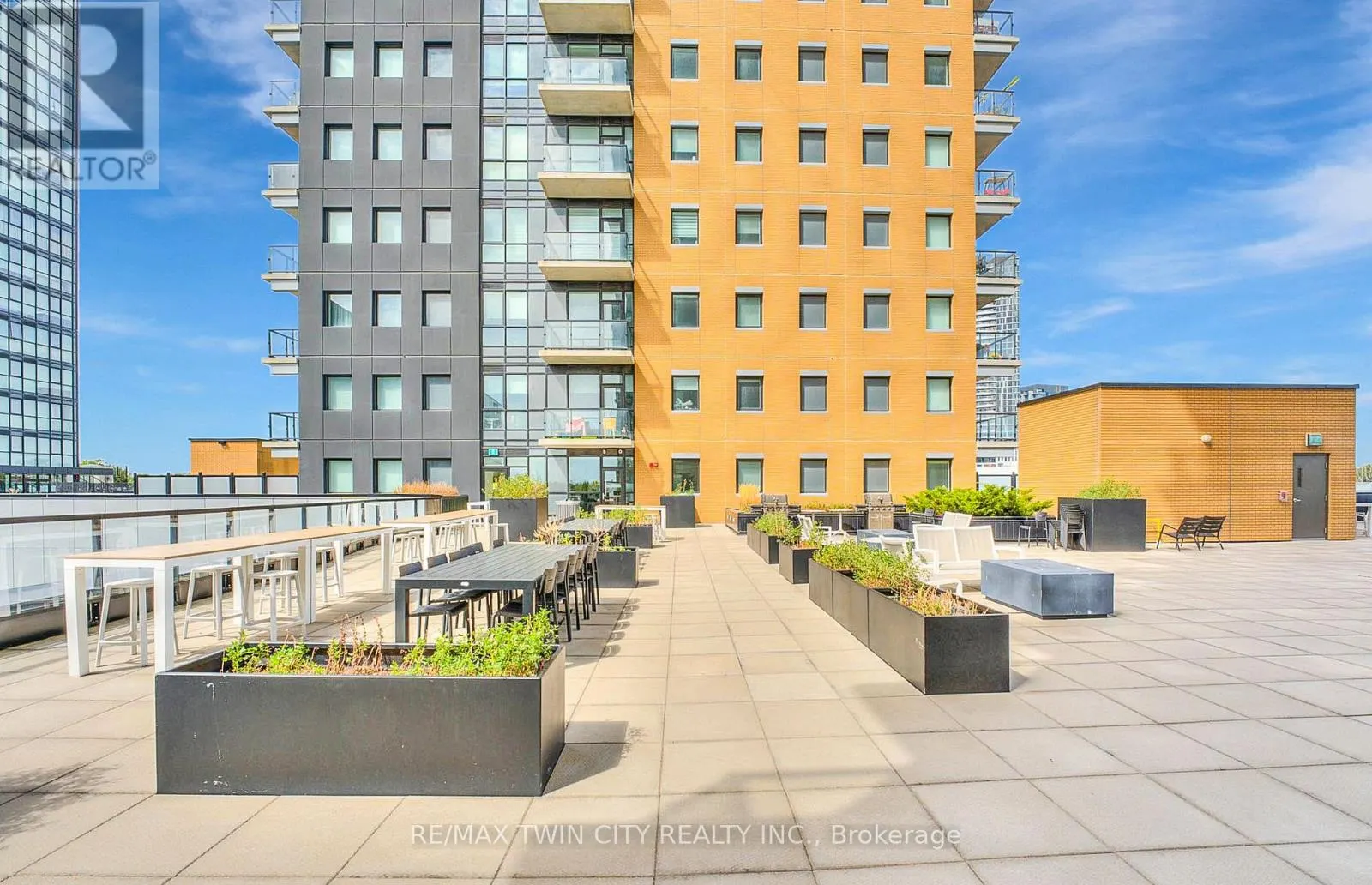 1406 - 100 GARMENT STREET