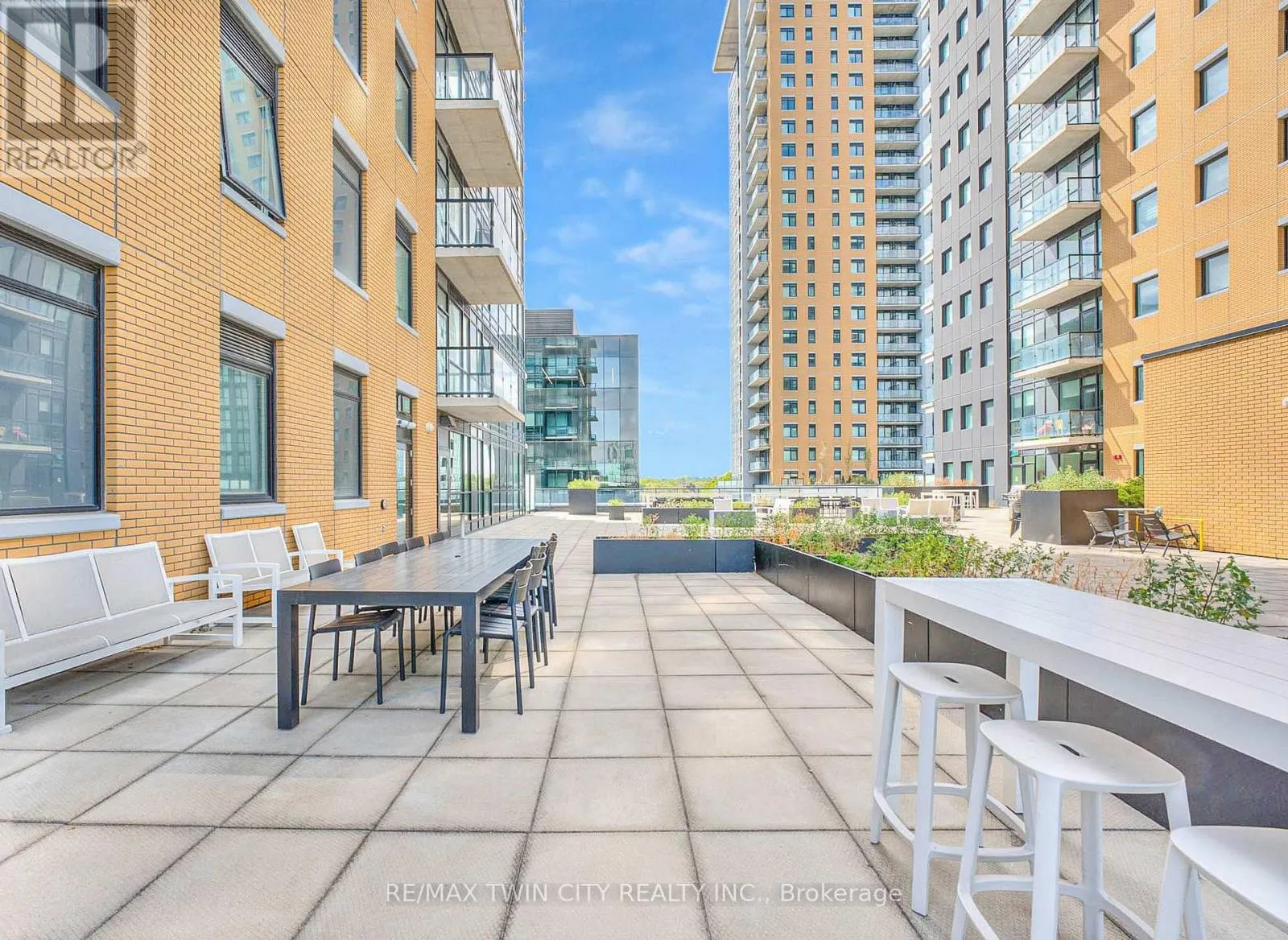 1406 - 100 GARMENT STREET