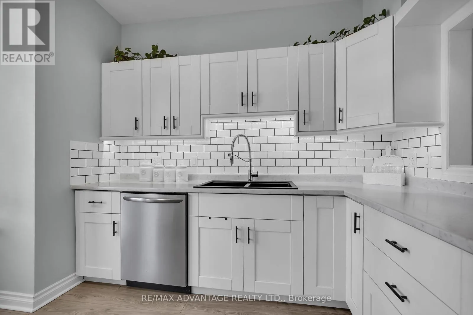 14 - 1415 COMMISSIONERS ROAD W, #14