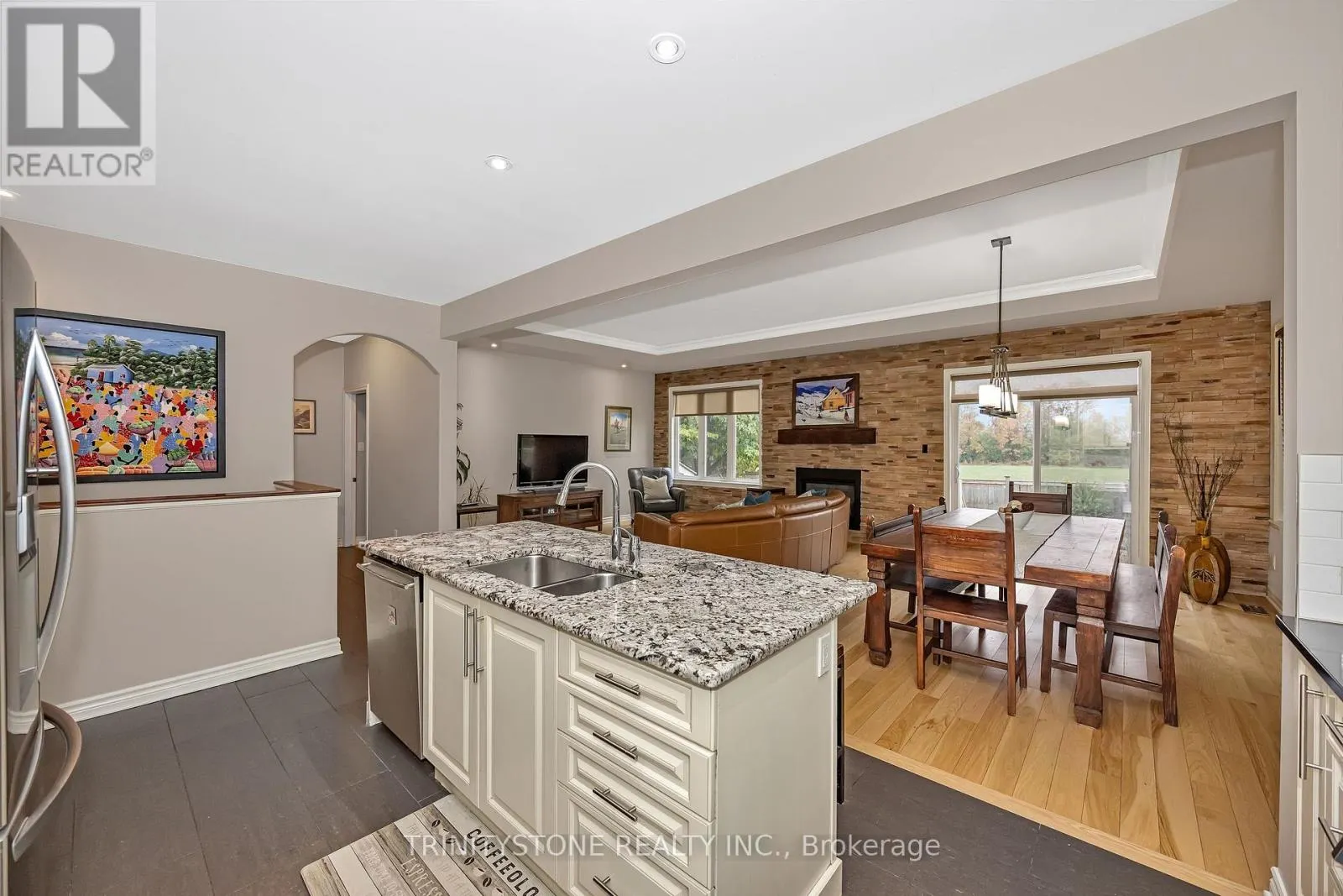 452 LANDSWOOD WAY