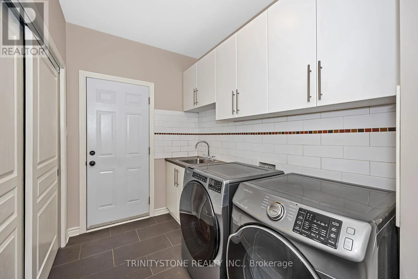 452 LANDSWOOD WAY