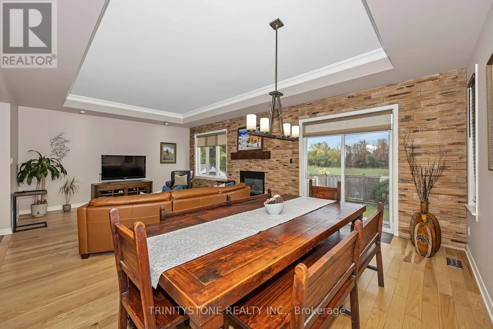 452 LANDSWOOD WAY