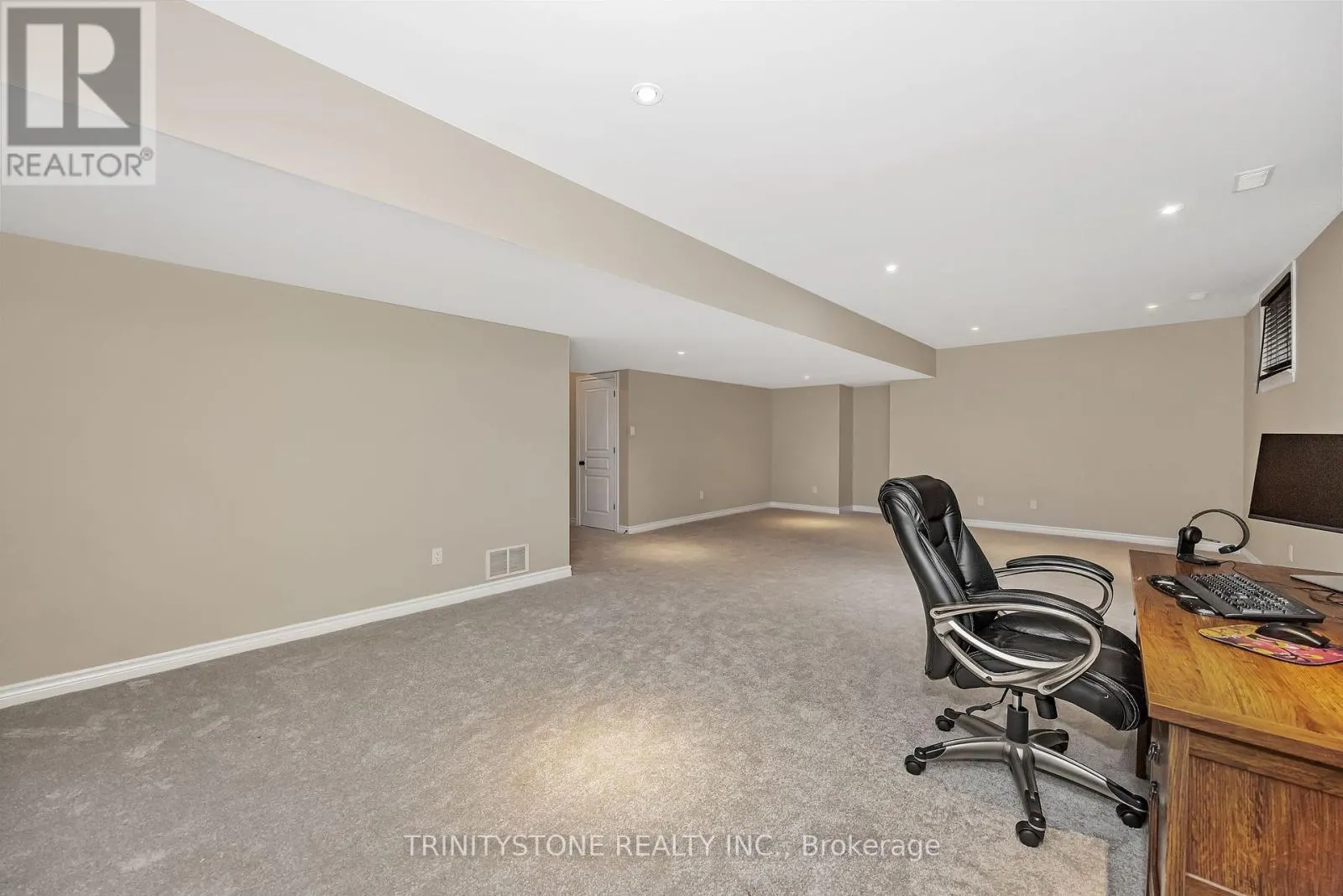 452 LANDSWOOD WAY