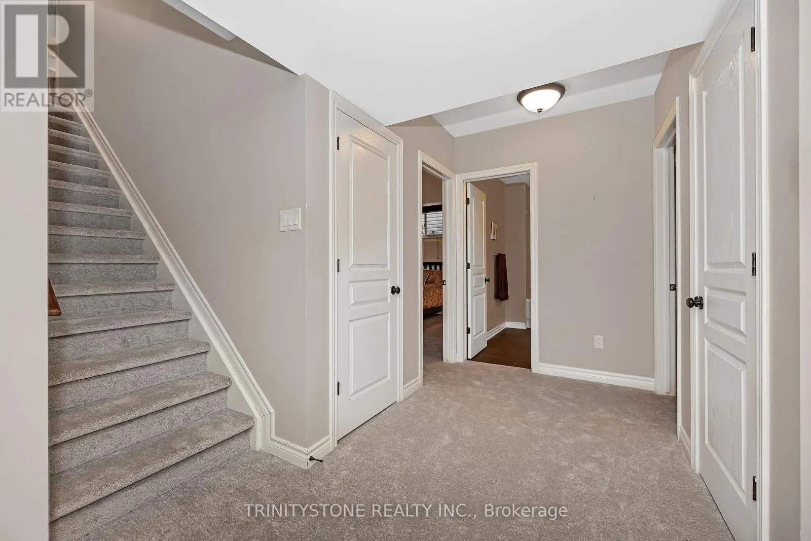 452 LANDSWOOD WAY