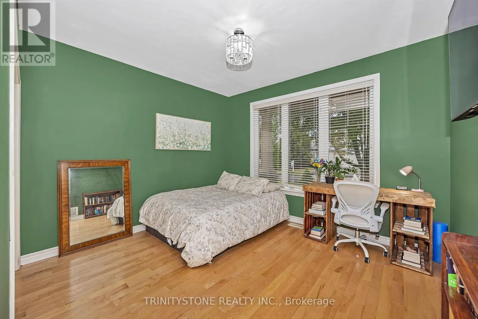 452 LANDSWOOD WAY