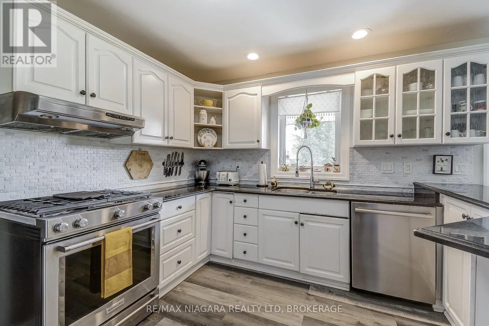 80 GREEN MEADOW CRESCENT