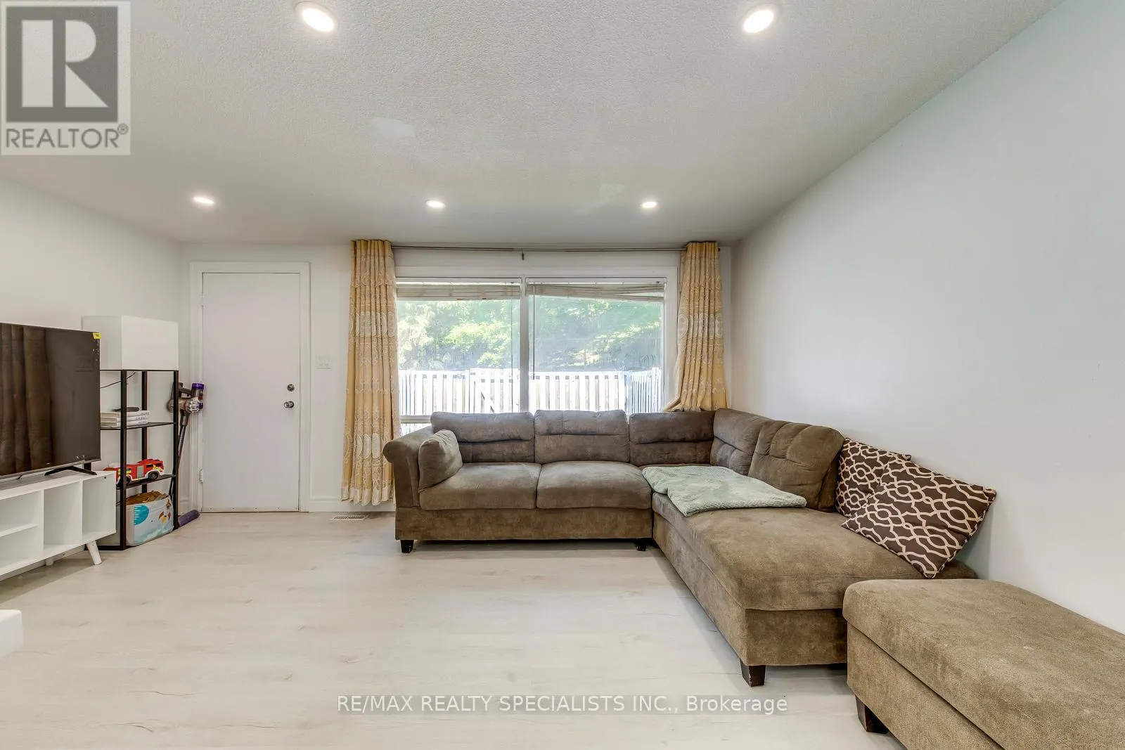 13 - 487 ELGIN STREET N