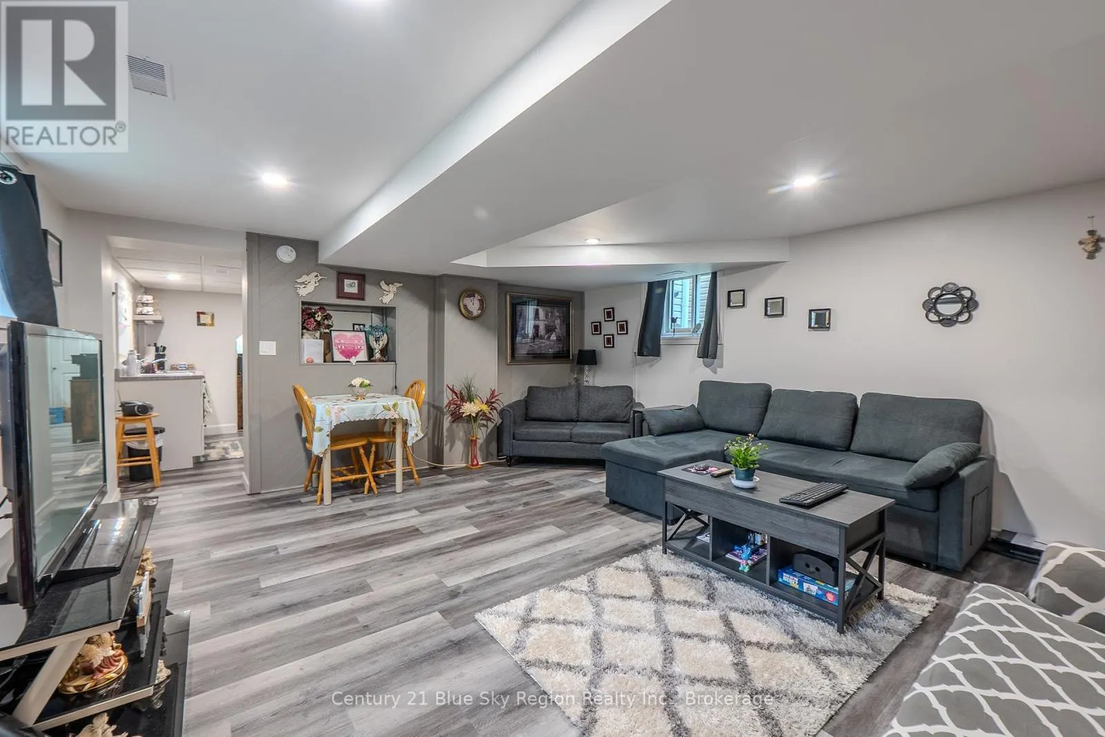 242 PRINCESS AVENUE E