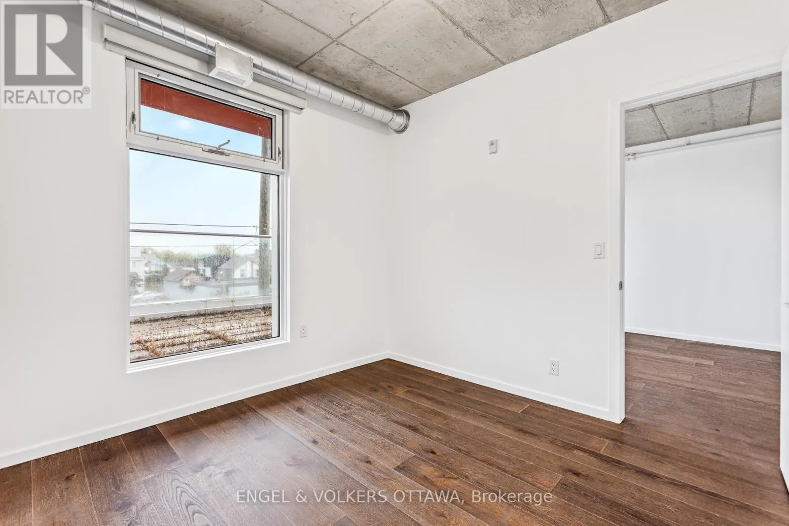 305 - 1000 WELLINGTON STREET W