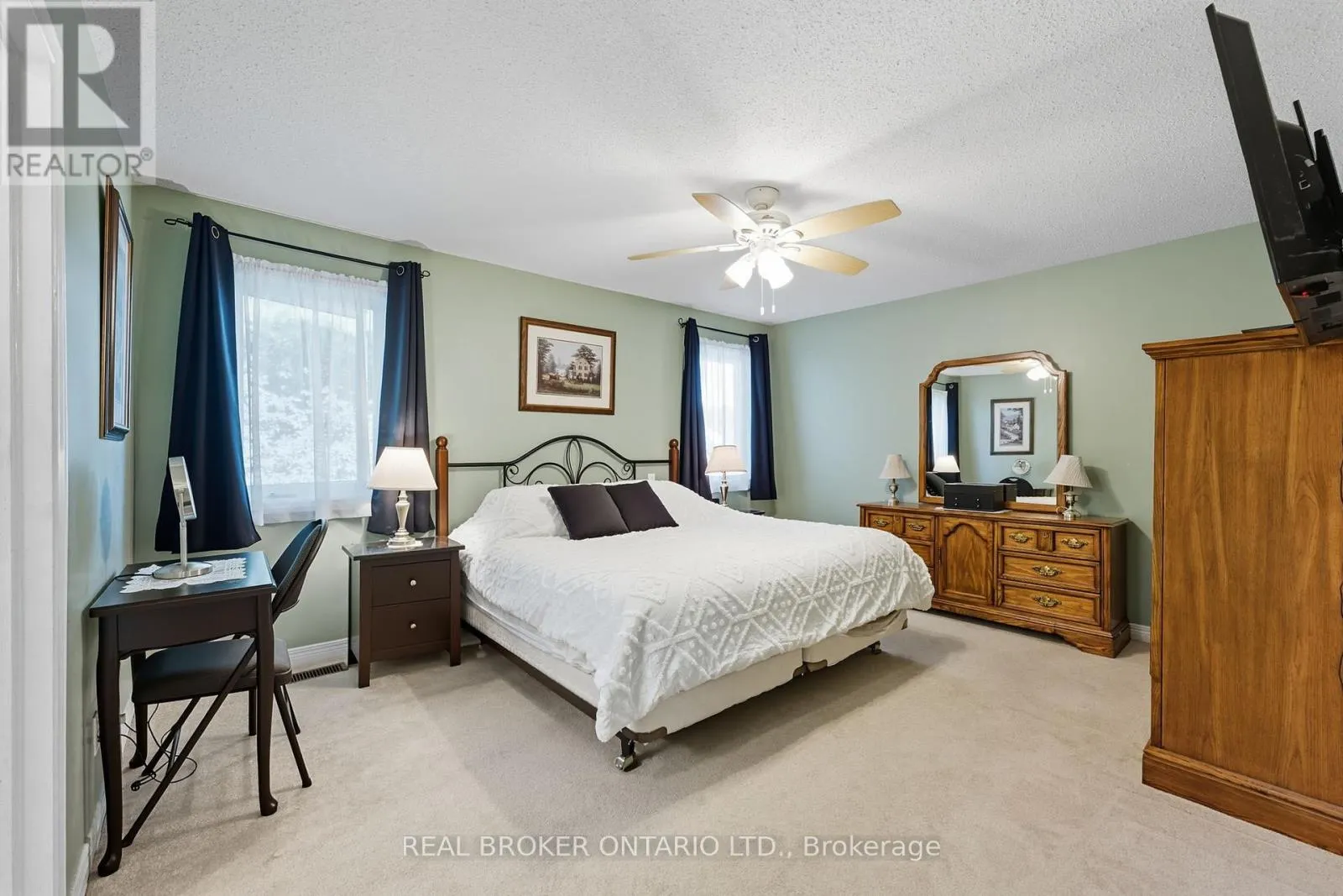 6 CANDOW CRESCENT