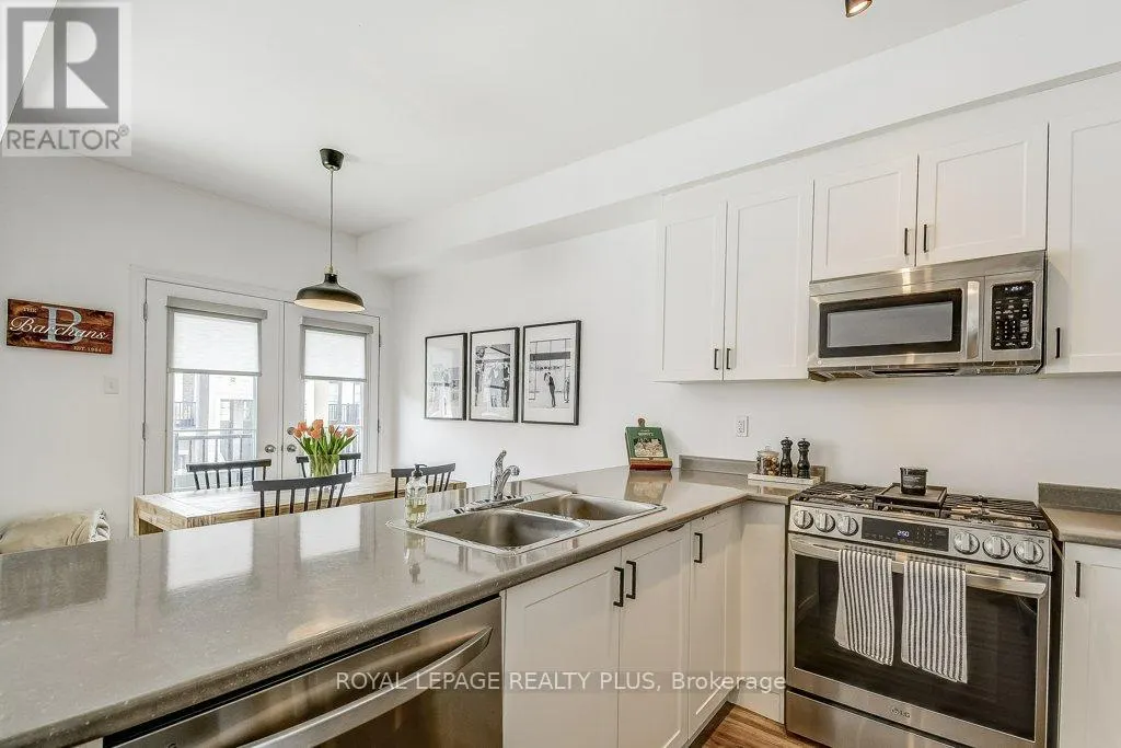 34 - 383 DUNDAS STREET E