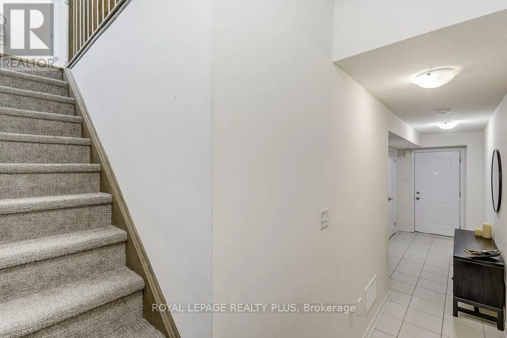 34 - 383 DUNDAS STREET E
