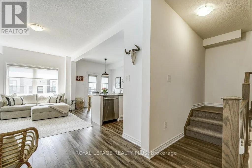 34 - 383 DUNDAS STREET E