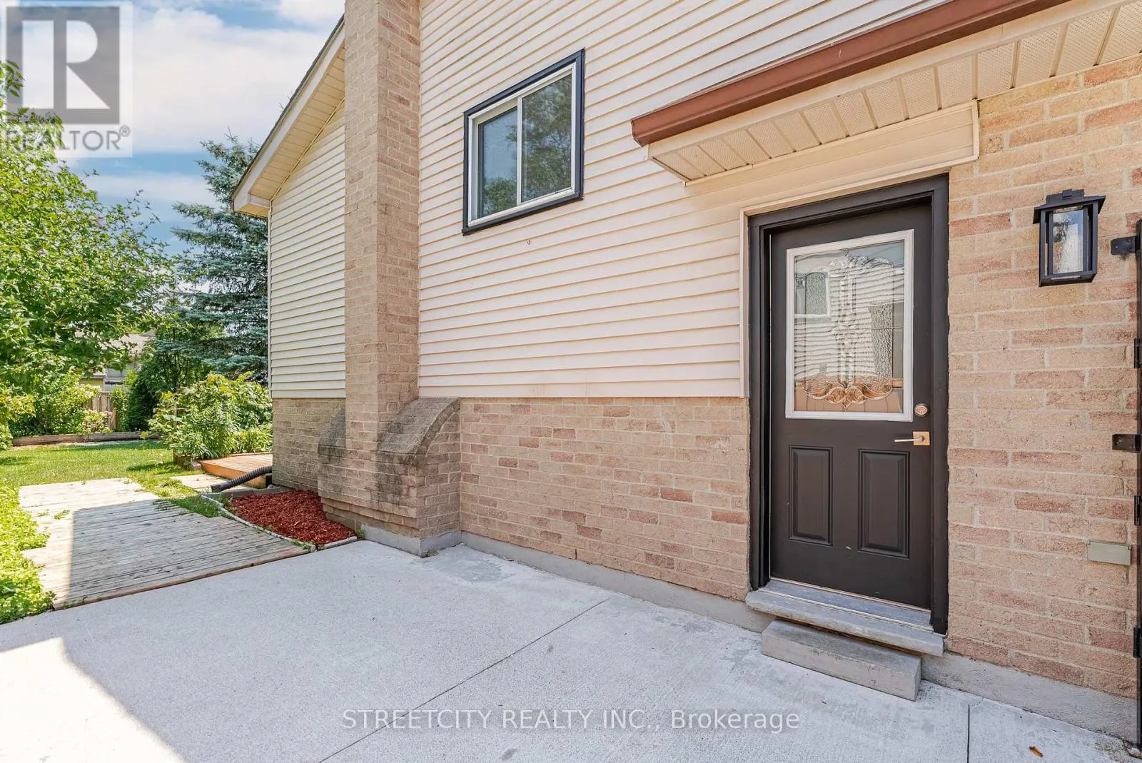20 FAIRCHILD CRESCENT