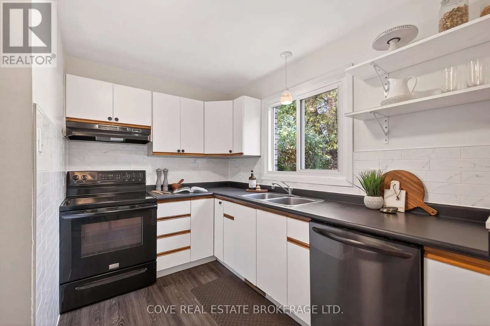 40 HAWKESBURY AVENUE