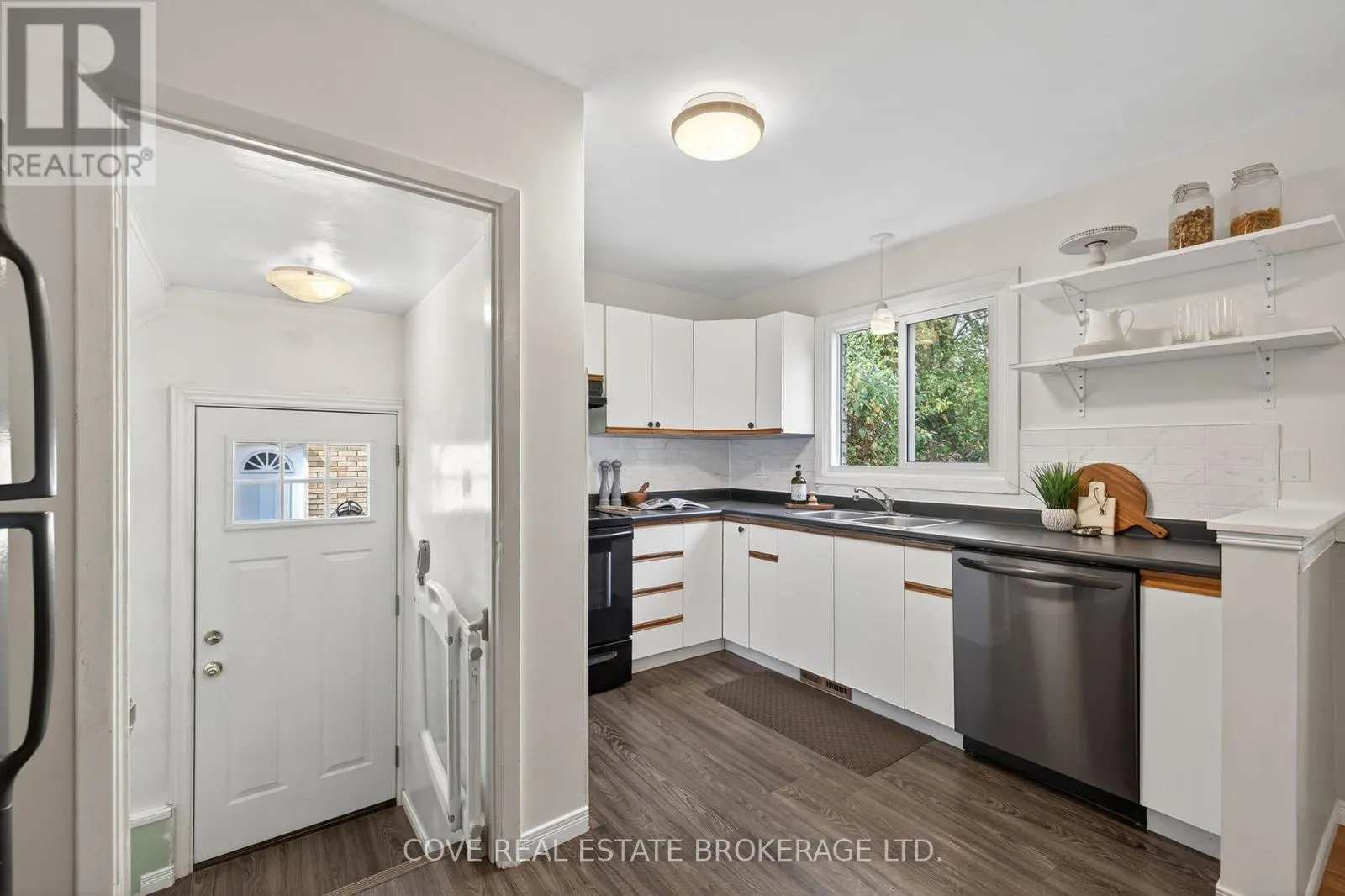 40 HAWKESBURY AVENUE
