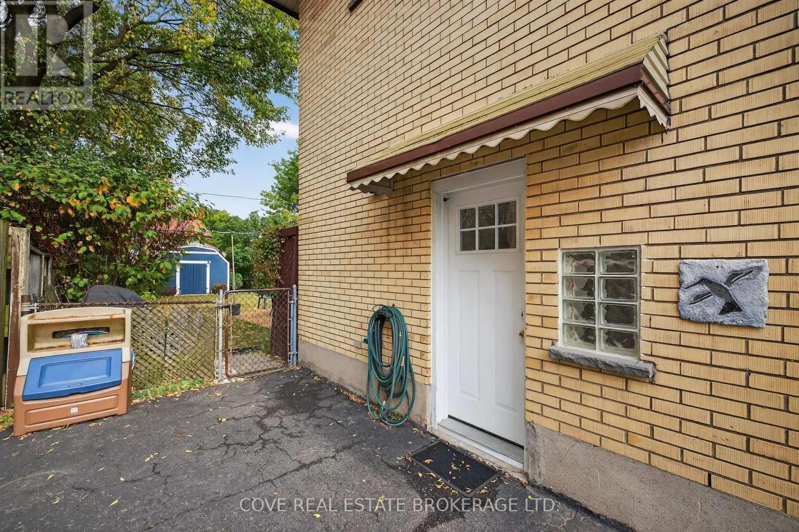 40 HAWKESBURY AVENUE