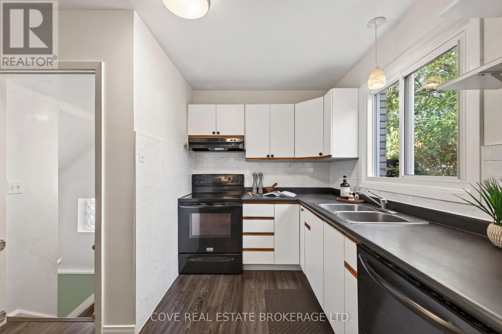 40 HAWKESBURY AVENUE