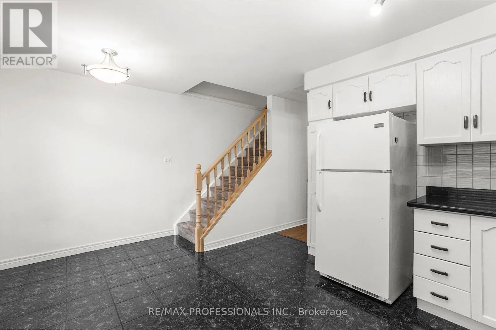 17 - 384 LIMERIDGE ROAD E