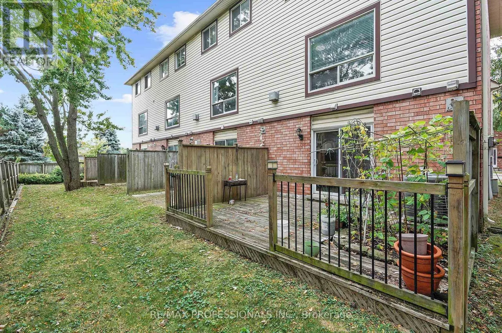17 - 384 LIMERIDGE ROAD E