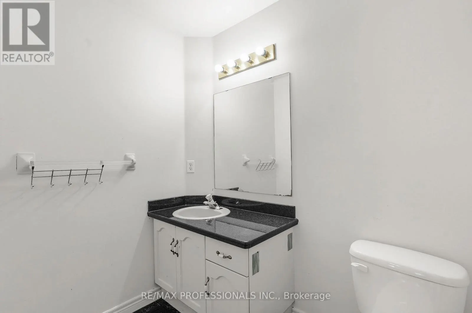 17 - 384 LIMERIDGE ROAD E