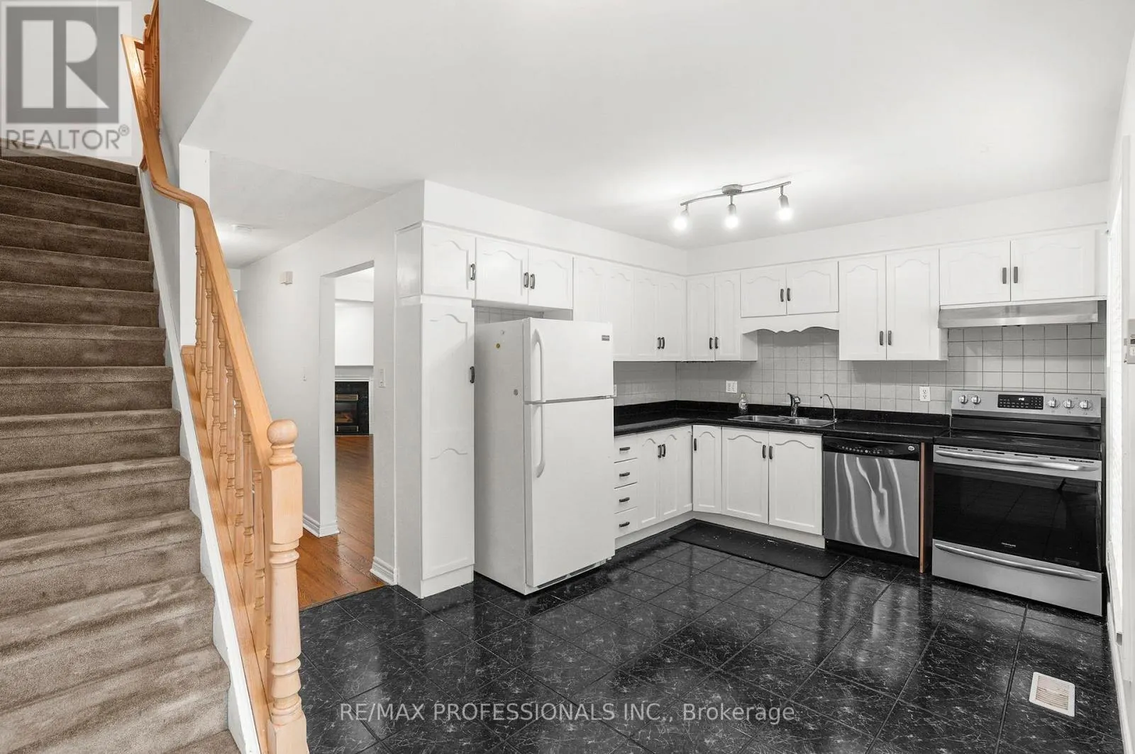 17 - 384 LIMERIDGE ROAD E
