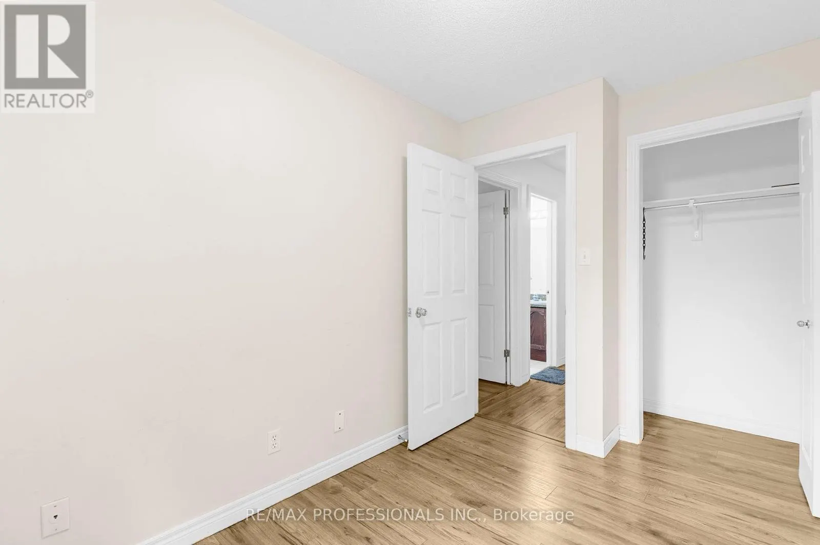 17 - 384 LIMERIDGE ROAD E