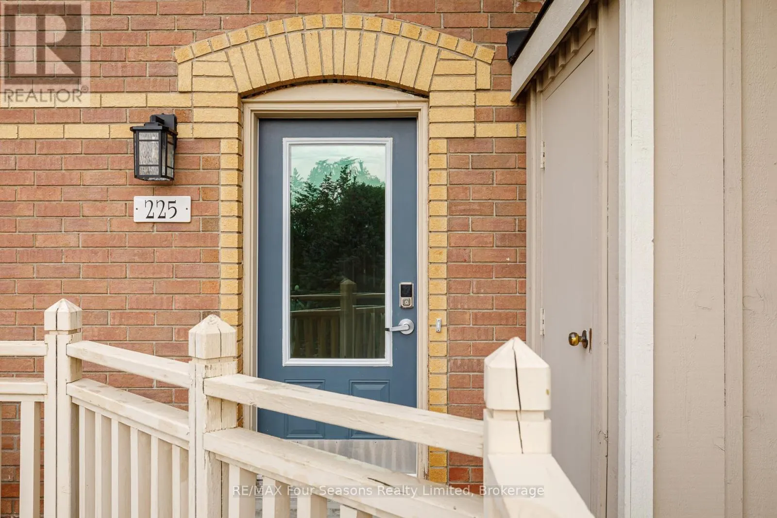 225 - 170 SNOWBRIDGE WAY N, #225